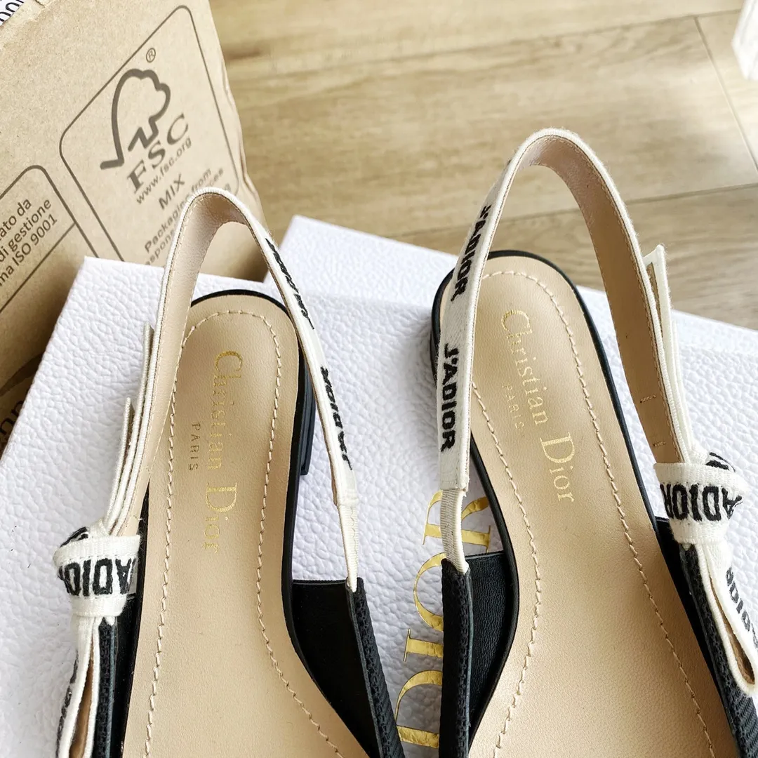 👟👟Ex-factory price 440👟👟 Developed one-to-one from the original version, 👠👠✨ ✨Dior’s popular sandals are new🔥 🔥 The same style as the most popular internet celebrities and celebrities of the year💁 💁. Imported fabric, lining and feet are made of calfskin lining🐑. Original molded heel, heel height 10Cm 6.5cm💘 Original molded metal outsole with five-pointed star LOGO mark✨. Original bow, 💅 Italian leather outsole. 👄💋 Full set of packaging (bags, cards, invoices, one-to-one wrapping paper) 34 40 41 customized